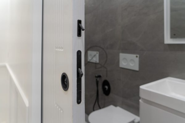 بهترین راه جلوگیری از پوسیدگی درب دستشویی و حمام