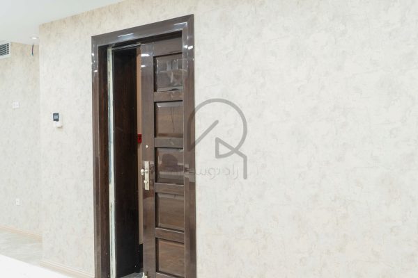 اجرای درب ریلی مخفی پروژه انجمن صنفی کارفرمایان پتروشیمی تهران واقع در ملاصدرا