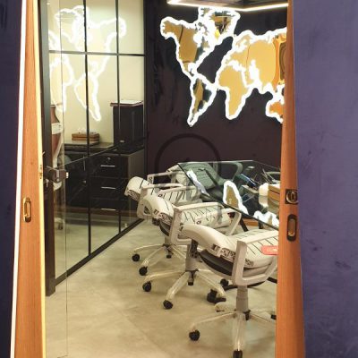 اجرای درب ریلی اتاق کنفرانس به طراحی آقای مهندس الله یاری
