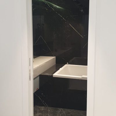 اجرای درب مخفی کشویی پروژه بازسازی مهندس ظریفیان