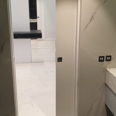 اجرای درب مخفی کشویی پروژه بازسازی مهندس ظریفیان