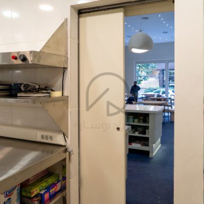 اجرای درب کشویی مخفی رستوران هیگر مهندس رفرم واقع در دزاشیب