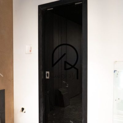 اجرای درب مخفی ریلی طراحی و اجرای شرکت فرحو دیزاین واقع در باغ فردوس تهران