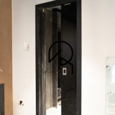 اجرای درب مخفی ریلی طراحی و اجرای شرکت فرحو دیزاین واقع در باغ فردوس تهران